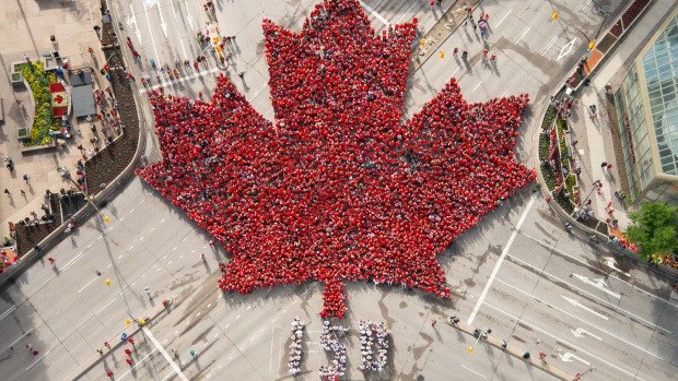 3.600 người xếp hình lá phong kỷ niệm 150 năm Quốc khánh Canada