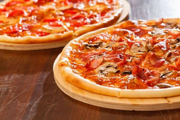 Pizza kiểu Canada đa dạng với nhiều kiểu nhân