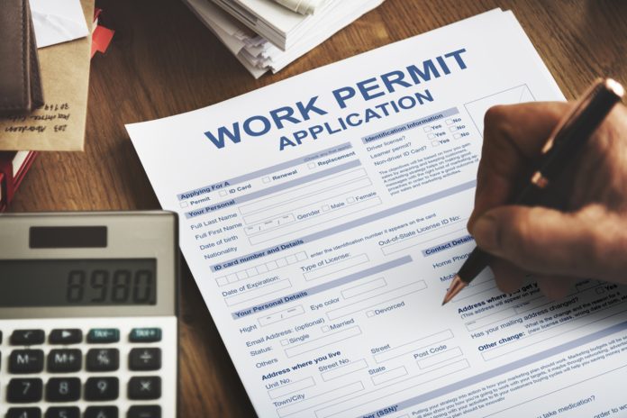 Người thân của lao động nước ngoài Canada được phép xin Work Permit theo chính sách tạm thời